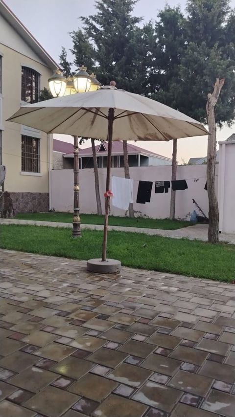2 ədəd günlüklü açıq hava çətiri satılır. Stoykası (dayağı) — Bakı