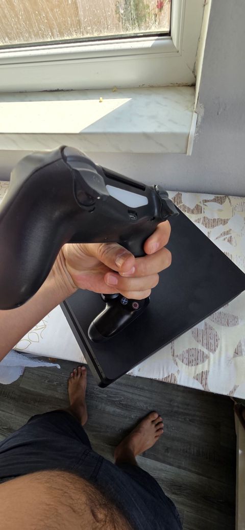 PlayStation 4 (PS4) Slim komplekt - Konsol: PS4 Slim, qara rəng — Bakı