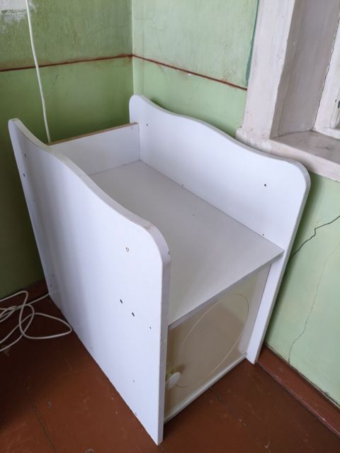 Ağ rəngli kompakt uşaq bezi dəyişdirmə masası/komod. - Material — Gəncə