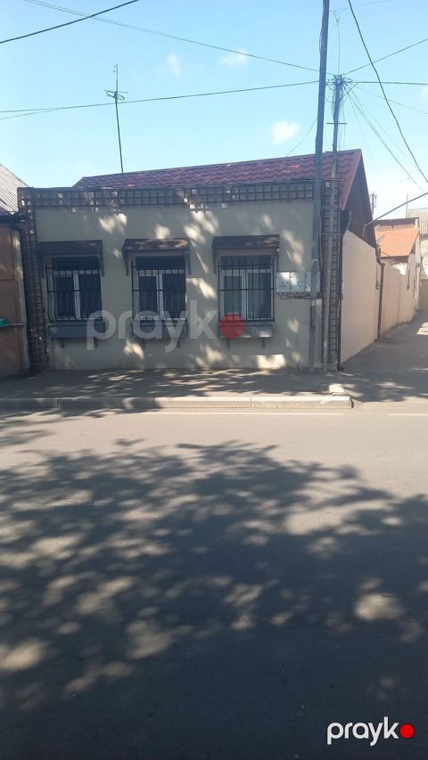 Ev yerləşir Gəncə şəhəri mərkəz Azərin hədiyyələr dükanının yaxınlıqı