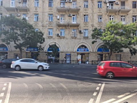 Ev 28 mayda Semed Vurgun parkinin arxasinda yerlewir.Metroya 5.7 — Bakı