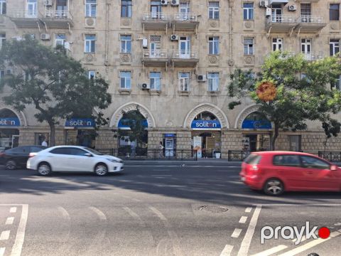 Ev 28 mayda Semed Vurgun parkinin arxasinda yerlewir.Metroya 5.7