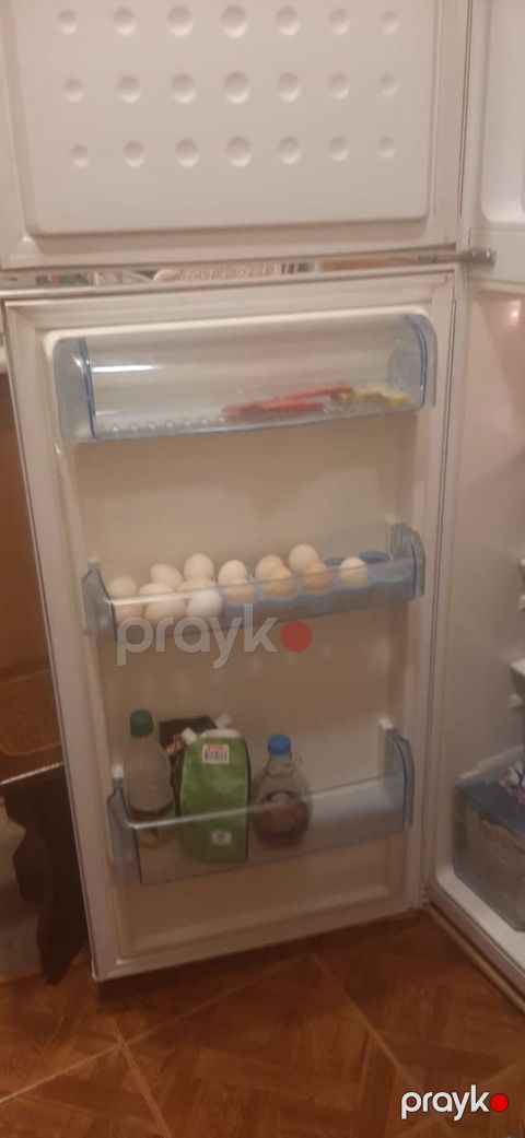Beko iki qapılı soyuducu - Üst hissədə ayrıca dondurucu bölmə, alt