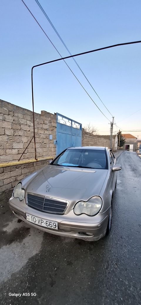 Mercedes-Benz 220: 2.2 l 2001 il Sedan — Digah