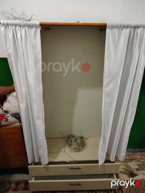 Pərdəli geyim dolabı - Model: Açıq tip şkaf, ön hissəsi iki ədəd ağ