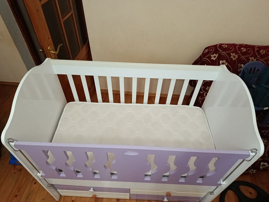 Uşaq beşiyi – çekmecəli, salxaq yanlıqla - Rəng: ağ və bənövşəyi — Mebel, Bakı (3)