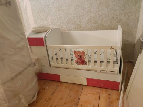 Uşaq beşiyi – yan dolablı və aşağı çekmecəli model - Rəng: ağ və — Digah