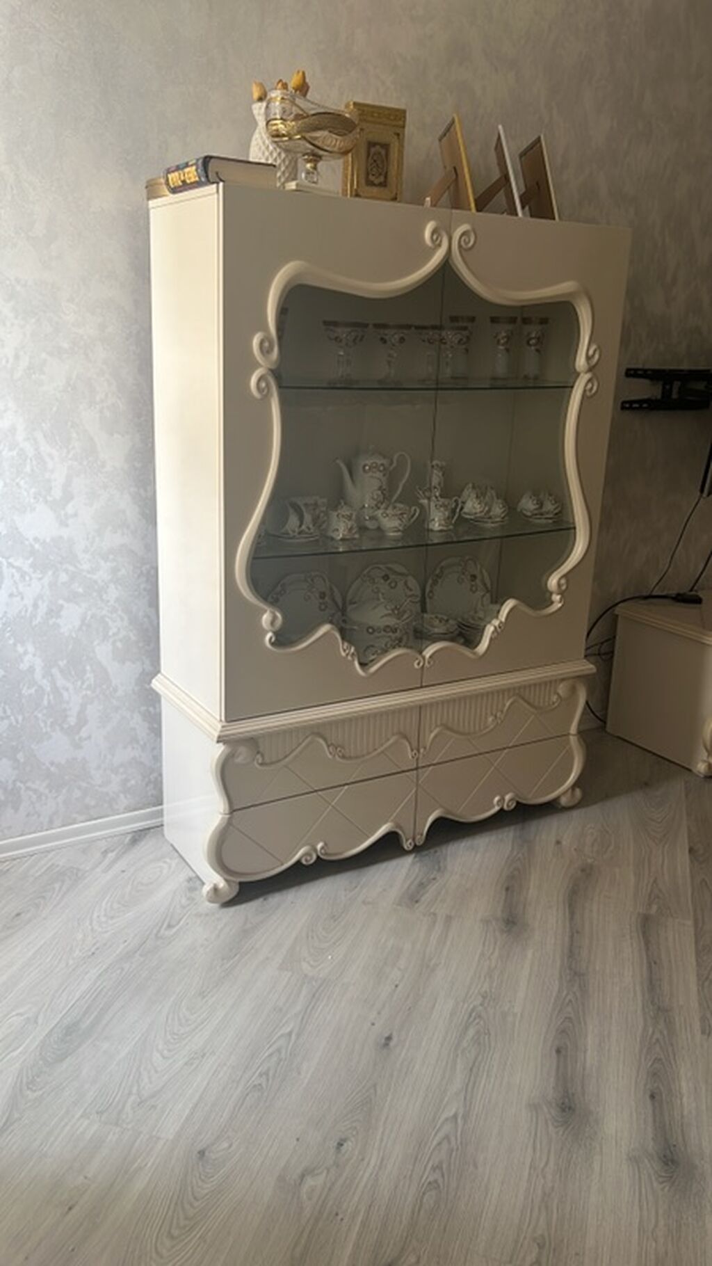 Klassik üslubda qonaq otağı mebel dəsti Tərkibi: - Şüşəli vitrin: iki — Mebel, Bakı (4)