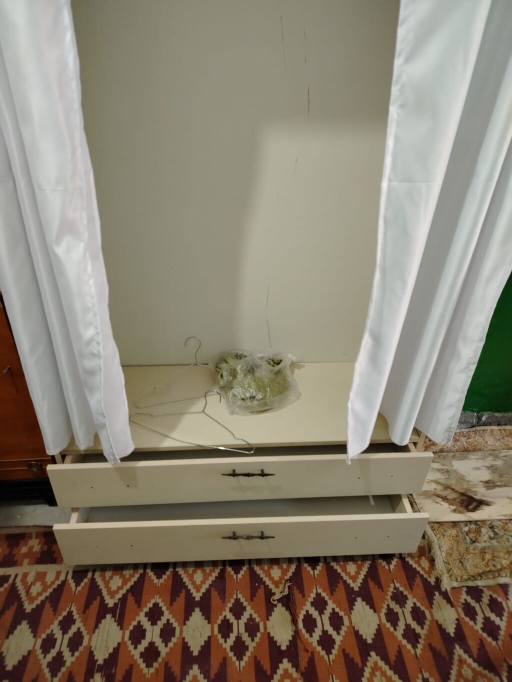 Pərdəli geyim dolabı - Model: Açıq tip şkaf, ön hissəsi iki ədəd ağ — Mebel, Bakı (2)