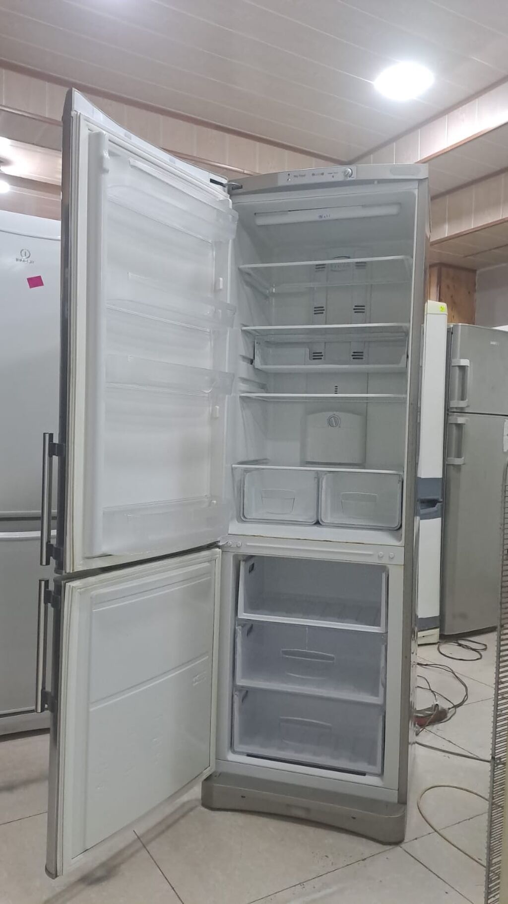 Indesit iki qapılı soyuducu, alt hissədə dondurucu - Rəng — Soyuducular, Digah (2)