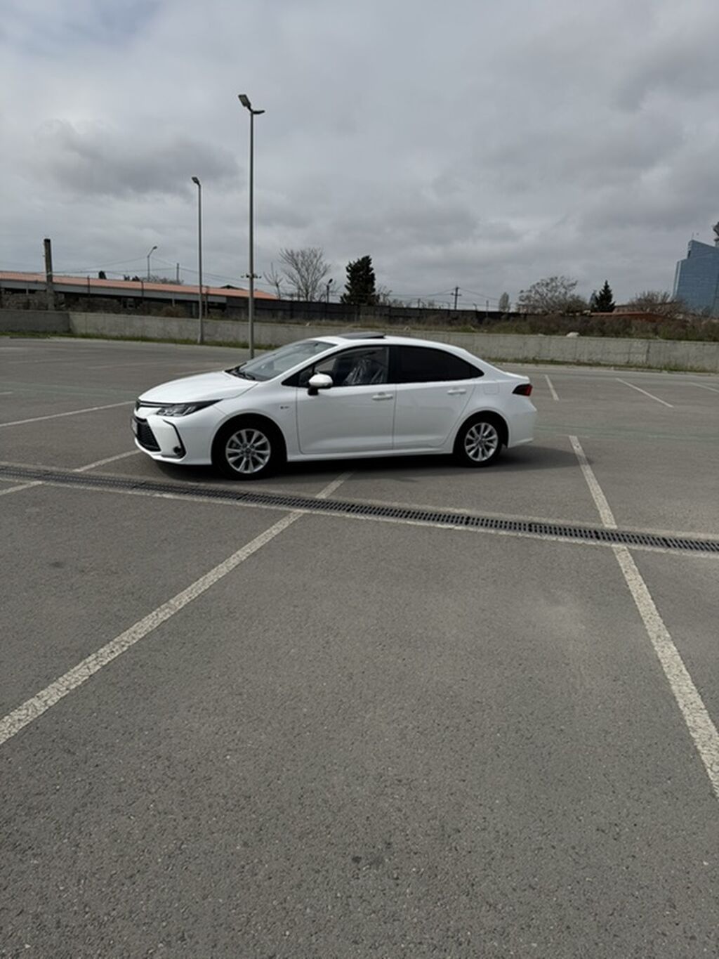 Toyota Corolla sedan – ağ rəng, hibrid. Texnologiya və avadanlıq — Avto, Digah (5)