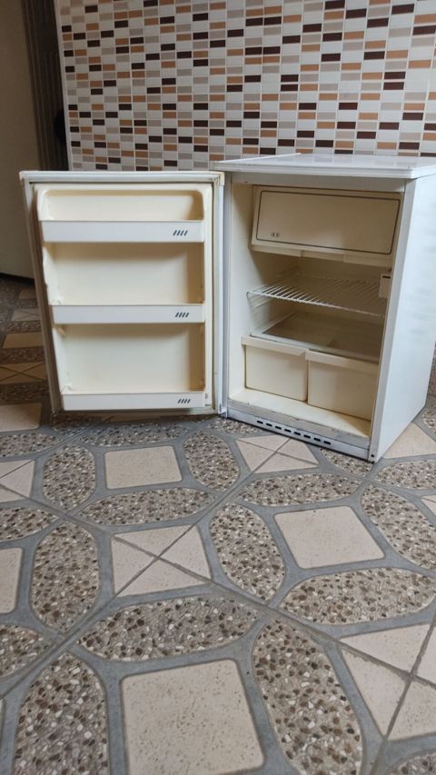 Kompakt bir kameralı mini soyuducu - Aşağı ölçülü, tək qapılı model — Bakı