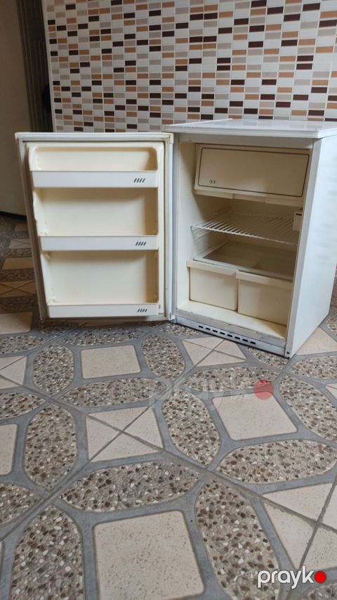Kompakt bir kameralı mini soyuducu - Aşağı ölçülü, tək qapılı model