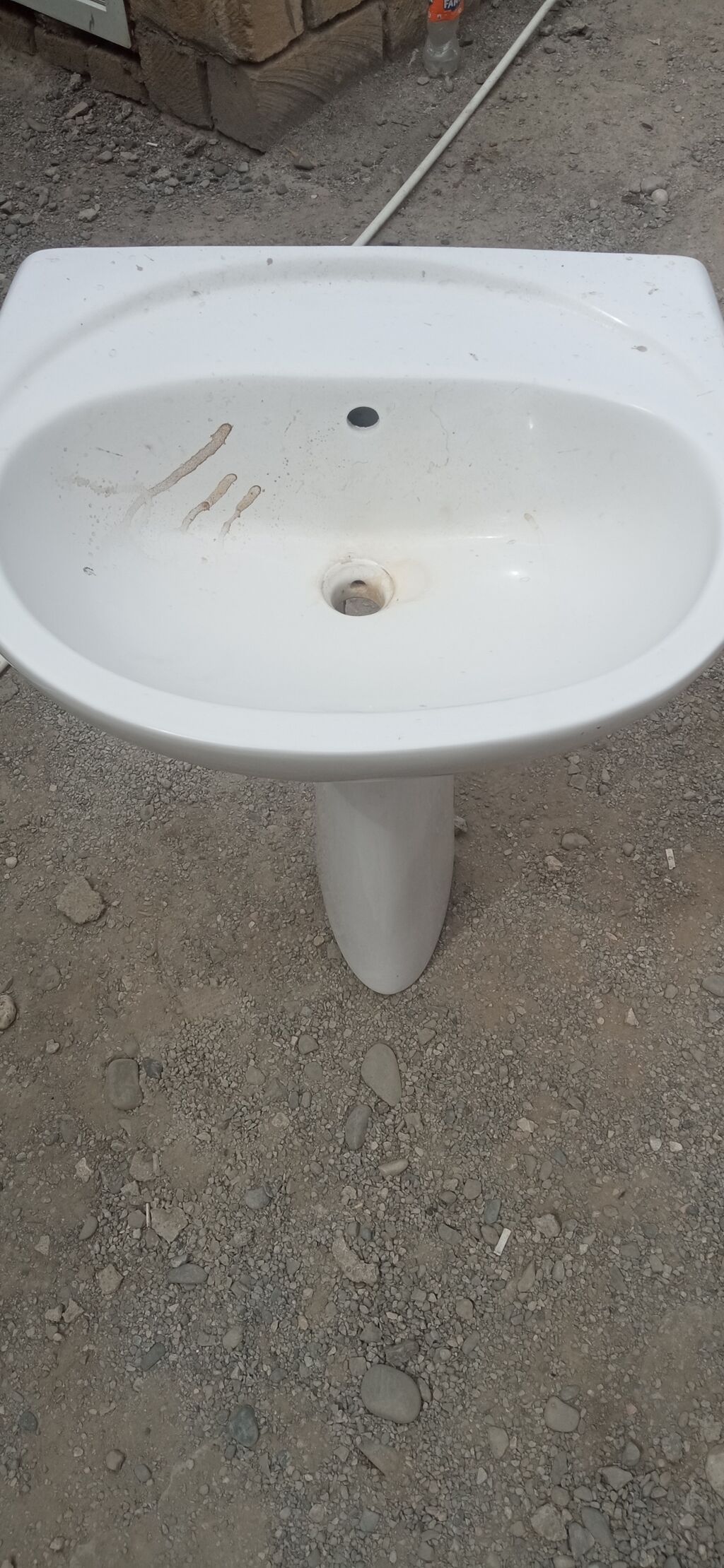 Ağ keramika ayaqlı hamam çanağı (lavabo) dəsti. - Komplekt: üst — Santexnika, Quba (3)