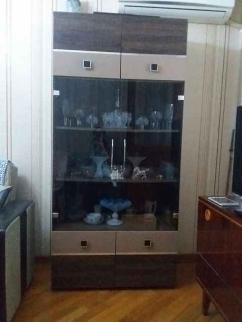 Şüşəli vitrin şkaf eni 43,uzunlug 193,derinluk 40 - Material — Bakı
