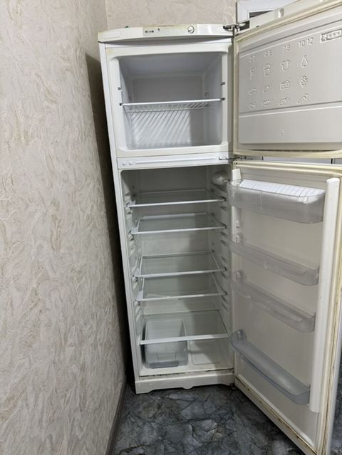 Indesit iki kameralı soyuducu - Üstdə dondurucu bölmə, tənzimlənən — Sumqayıt