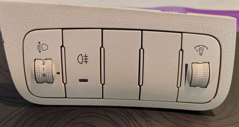 Avtomobil üçün ön panel işıqlandırma və idarəetmə bloku. Bu hissə — Bakı