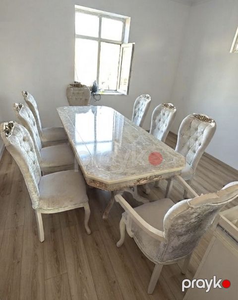 Qonaq otağı üçün, İşlənmiş, Açılmayan, Dördbucaq masa, 8 stul