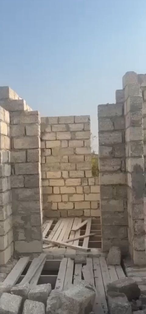 Tikinti üçün daş materialları və yarımçıq hörgü konstruksiyası — Bakı
