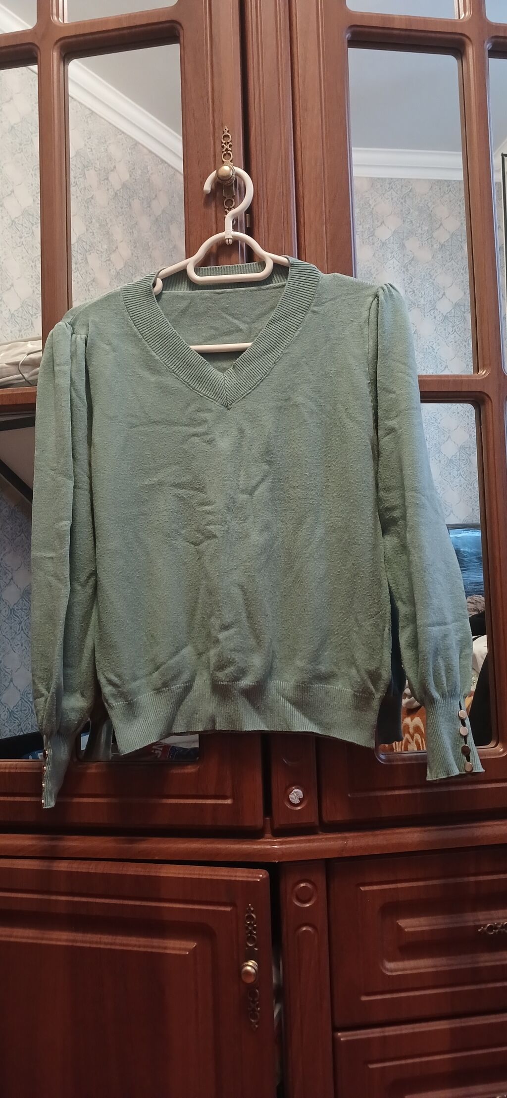 Səliqəli geyinilib Zərif yaşıl rəngdə qadın sviteri. - Model: V-yaxa — Şəxsi əşyalar, Bakı (2)