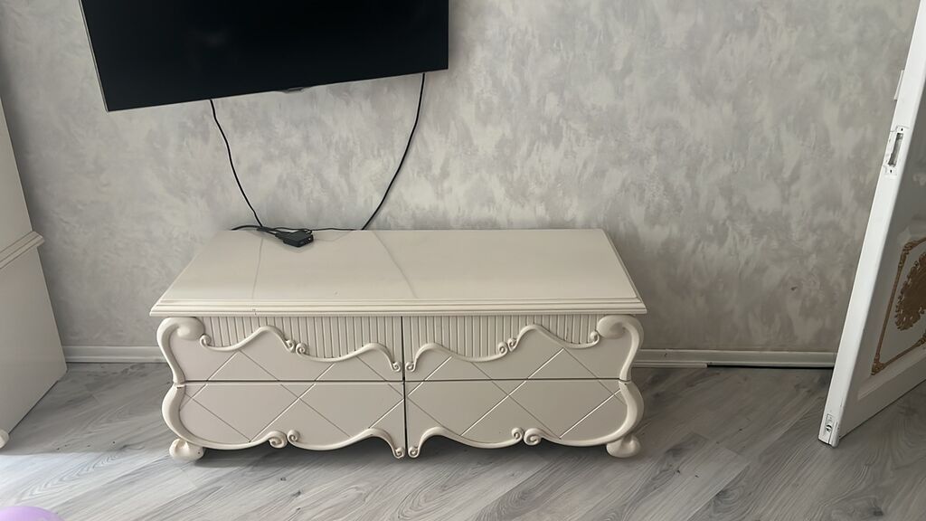 Klassik üslubda qonaq otağı mebel dəsti Tərkibi: - Şüşəli vitrin: iki — Mebel, Bakı (2)