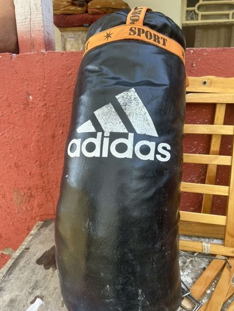 Adidas loqolu boks kisəsi. Qara rəngli, silindrik formalı idman — Qobu