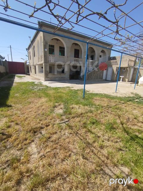 2 mərtəbəli həyət evi - Geniş həyətyanı sahə: yaşıllıq zolağı, üzüm