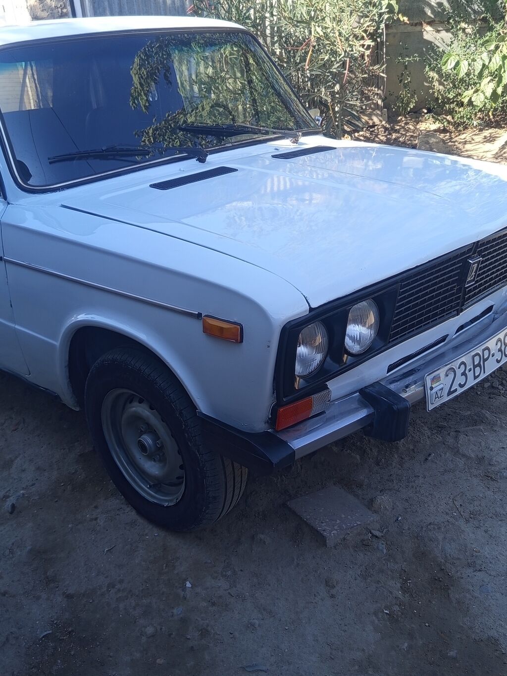 VAZ 2106, ağ rəng, sedandır. Klassik kuzov dizaynı, xrom ön barmaqlıq — Avto, Digah (7)