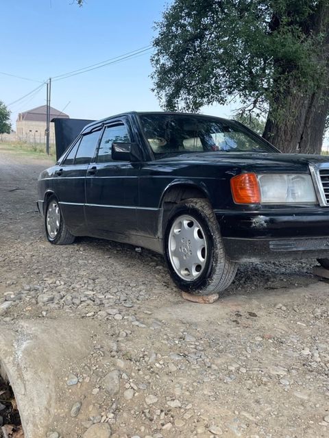 Mercedes-Benz 190 (W201) sedan — qara rəng, 4 qapı. Texniki və dizayn — Goranboy
