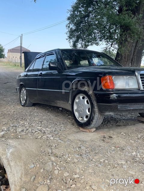 Mercedes-Benz 190 (W201) sedan — qara rəng, 4 qapı. Texniki və dizayn