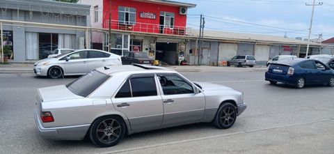 Mercedes-Benz sedan (W124 kuzov) - Korpus: sedan, gümüşü rəng - Kuzov — Gəncə
