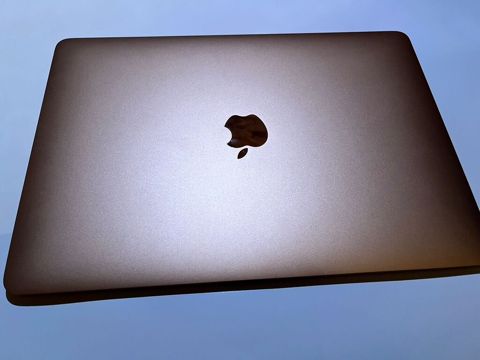 Apple MacBook Air, qızılı rəng (Gold) Xüsusiyyətlər: - 13.3" Retina
