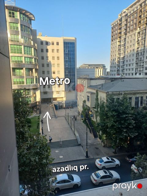 Makler Narahat Etməsin 28 may metro çıxışında 3 otaqlı. 2 balkon 2