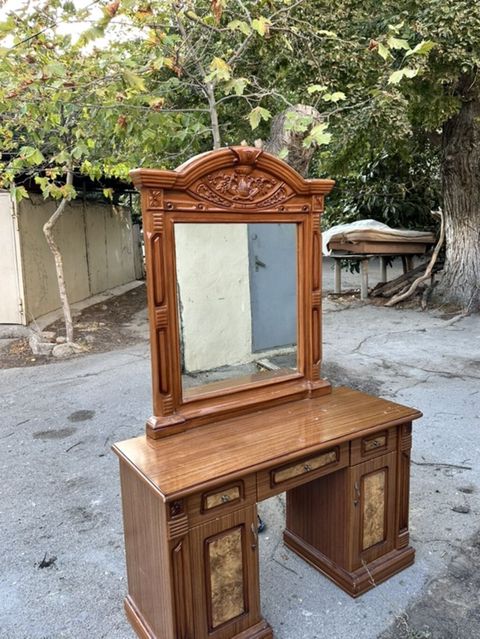 Klassik üslubda taxtadan hazırlanmış güzgülü makiyaj/komod masası — Bakı