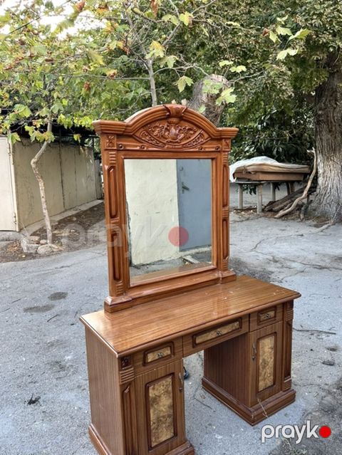 Klassik üslubda taxtadan hazırlanmış güzgülü makiyaj/komod masası