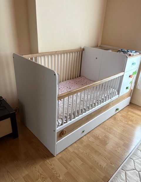 Uşaq çarpayısı və komoddan ibarət funksional mebel dəsti. Dəstə — Bakı
