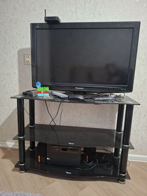 Panasonic LCD televizor + şüşə TV stendi Məhsul təsviri — Bakı