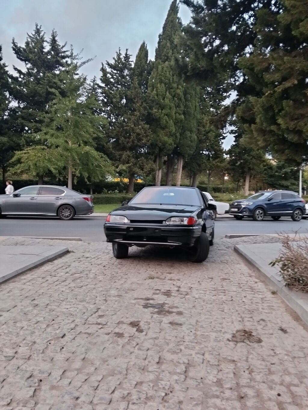 Satılır: Qara rəngli 5 qapılı hetçbek. Ön/arkada optikalar standart — Avto, Bakı (2)