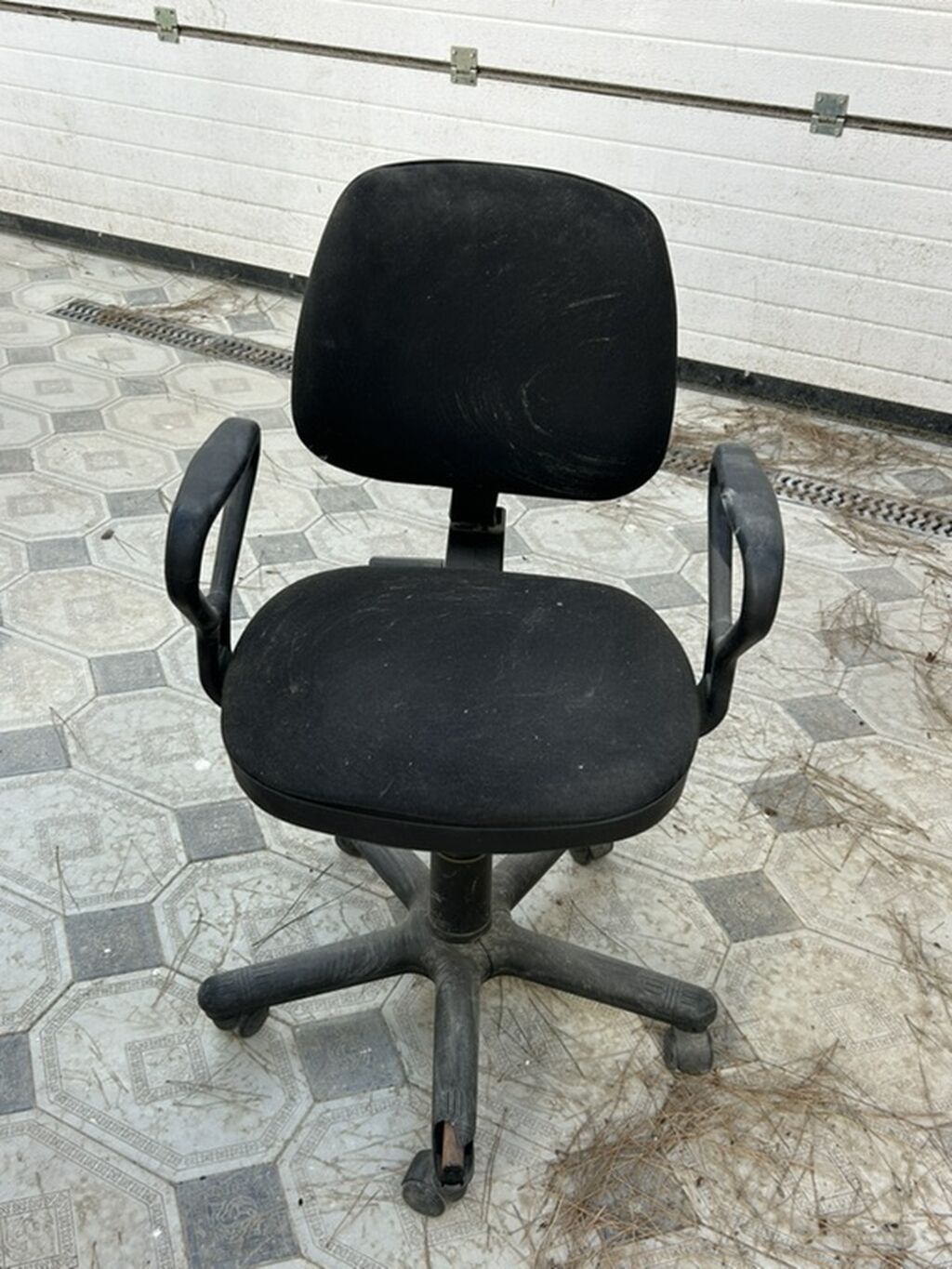 Ofis kreslosu – qara rəngdə, yumşaq oturacaq və arxa hissə — Ofis mebeli, Digah