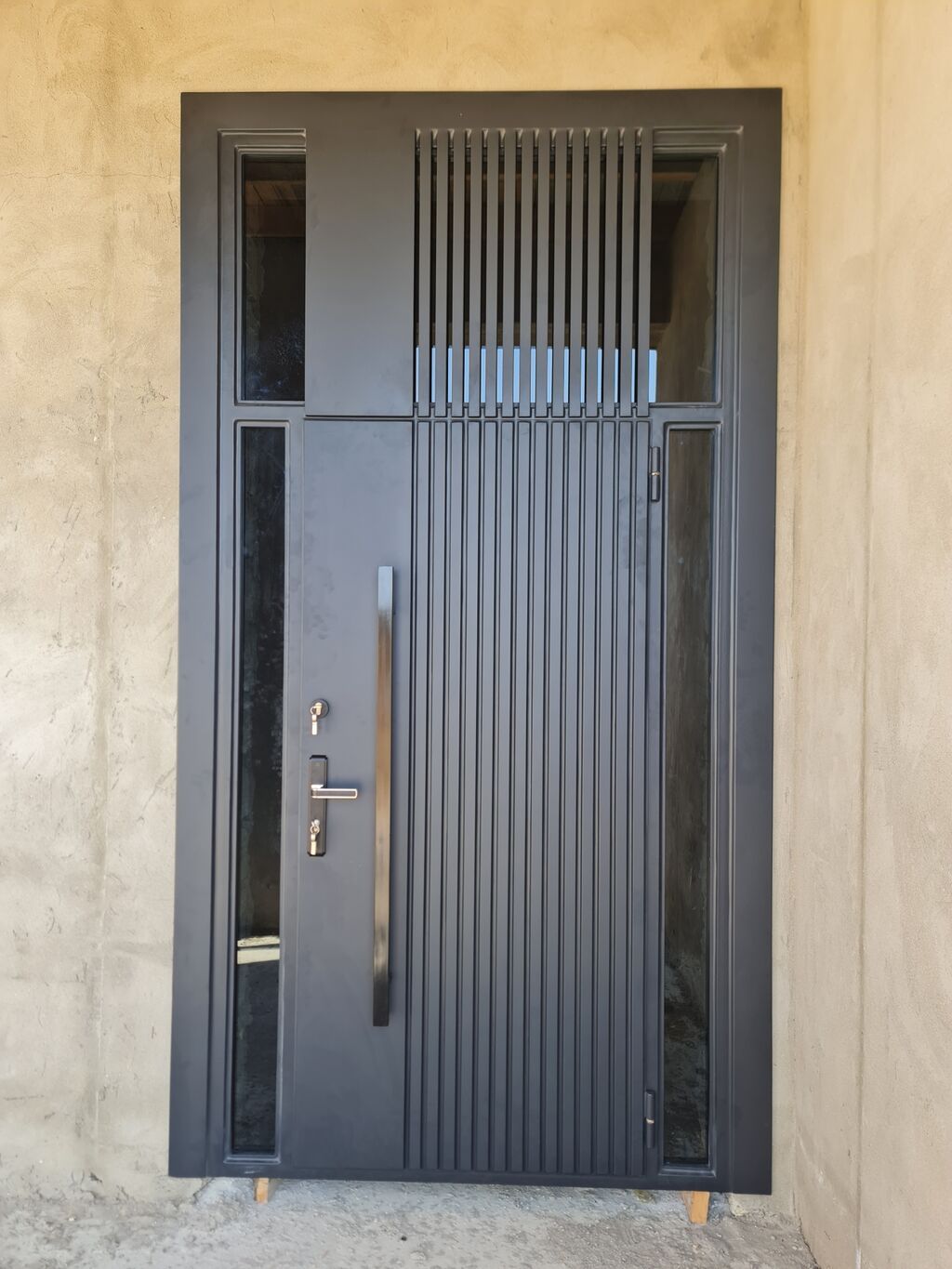 Modern giriş qapısı – metal karkaslı, antrasit rəngdə, şaquli rellef — Təmir və inşaat, Digah