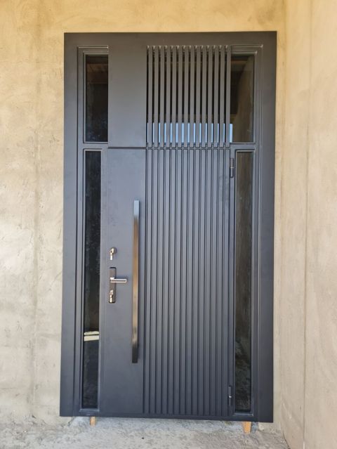 Modern giriş qapısı – metal karkaslı, antrasit rəngdə, şaquli rellef — Digah