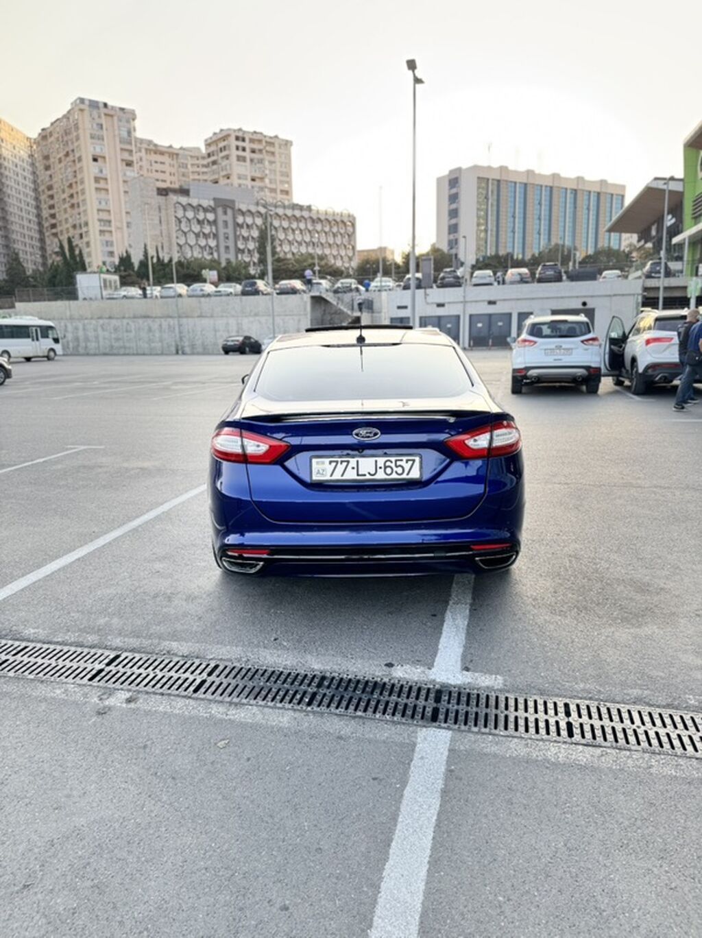 Ford Fusion sedan – mavi rəng, 4 qapı, ön və arxa park yerlərində — Avto, Bakı (4)