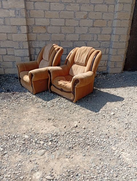 Mebel dəsti – 3+1+1 yumşaq oturacaq dəsti Tərkibi: - 3 nəfərlik divan — Gəncə