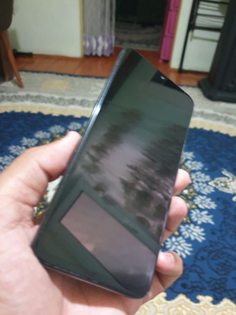 Smartfon – 6.5” təxmini tam ekranlı, ön kameranın ekranın yuxarı — Bakı