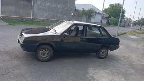 Lada Samara (VAZ 21099) – sedan, qara rəng. Xüsusiyyətlər: - Kuzov: 4 — Qax