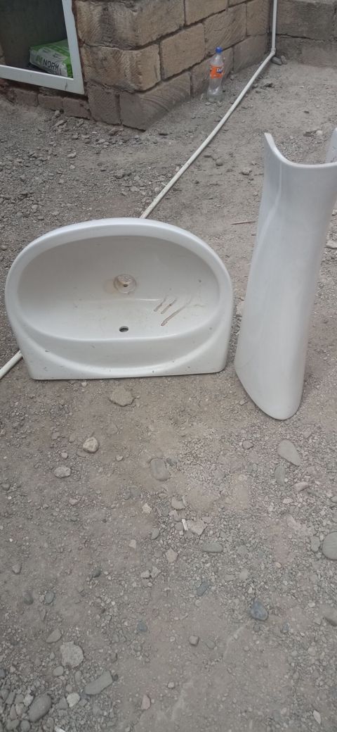 Ağ keramika ayaqlı hamam çanağı (lavabo) dəsti. - Komplekt: üst — Quba
