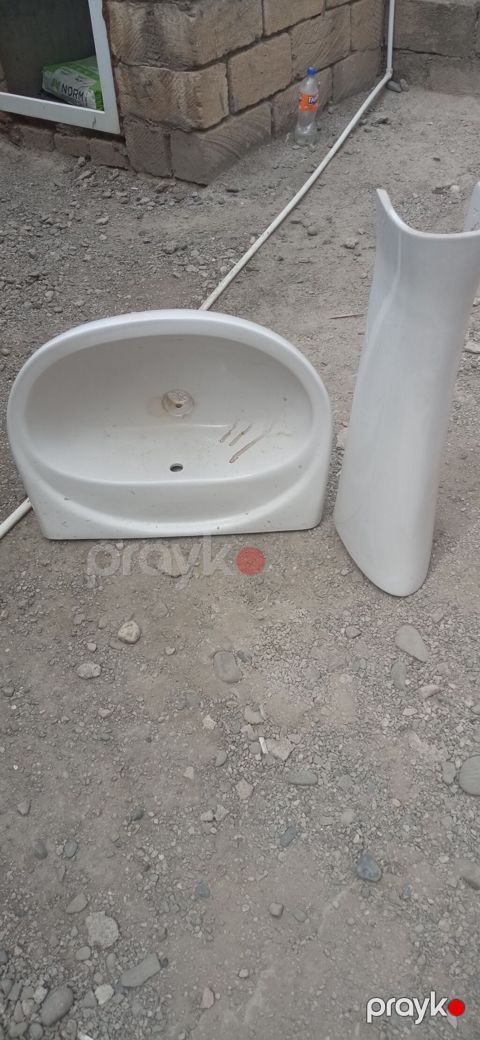 Ağ keramika ayaqlı hamam çanağı (lavabo) dəsti. - Komplekt: üst