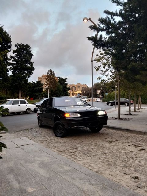 Satılır: Qara rəngli 5 qapılı hetçbek. Ön/arkada optikalar standart — Bakı