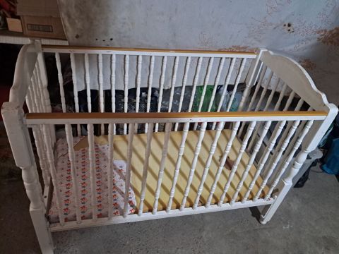 Ağ rəngli taxta beşik - Material: möhkəm taxta, dairəvi frezəli — Masazır