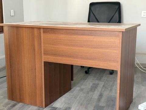 Ofis masası (Kreslo) 3 çəkməcəli Kreslo ilə birlikdə 100 azn Ünvan — Bakı